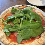 トラットリア ターヴォラ - イタリア・パルマ産プロシュートとルッコラのピザ1850円