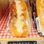 オリエンタルベーカリー - お店の「とろけるマヨチーズパン」