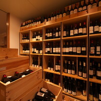 フランスを中心に取り揃えております。お料理に合わせて、その日の気分でグラスでもボトルでも