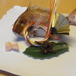 Mai - 鯛のお頭付　：　小ぶりですがしっかり調理されています。ベタですがめでたいｗｗｗ