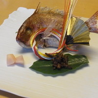 舞 - 鯛のお頭付　：　小ぶりですがしっかり調理されています。ベタですがめでたいｗｗｗ