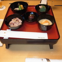 舞 - お食い初めコース　：　それぞれ食べさせるふり。まだ娘は食べ物に興味は示しません。