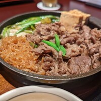 荒井屋 万國橋店 - 牛鍋には、しらたき、豆腐、ネギ入り