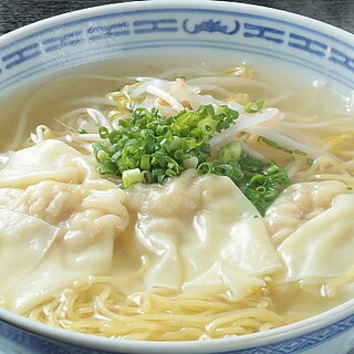 "Shrimp wonton noodles" with a smooth texture and light soup