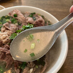 ビンヤン - スープは透明な鶏ガラで、酸味があります。