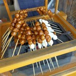 三峰お犬茶屋　山麓亭 - 店頭で焼かれた中津川のいもでんがく