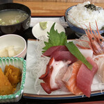 市場食堂 まぐろ屋 - 料理写真:刺身定食1300円