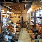 三峰お犬茶屋　山麓亭 - 店内には民芸品や動物の剥製など見て楽しい