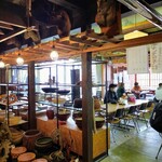 三峰お犬茶屋　山麓亭 - 店内のテーブル席の様子