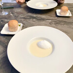 スープとカレー ボンジョルネ - ●スープ&パン
      北海道産根セルリアック（根セロリ）のポタージュ
      紫芋のパン
