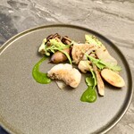 スープとカレー ボンジョルネ - ●前菜
      甘鯛の松笠焼きと松茸を春菊のソースで
      柳まつたけ、白キクラゲ、ロマネスコ