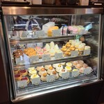 カフェ ミクニズ - ショーケース内で勢ぞろいのケーキ