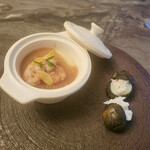 スープとカレー ボンジョルネ - ●Amuse
      カリフラワーのムースと紅ズワイ蟹の竹すみシュークリーム
      甘エビのフラン