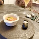 スープとカレー ボンジョルネ - ●Amuse
      カリフラワーのムースと紅ズワイ蟹の竹すみシュークリーム
      甘エビのフラン