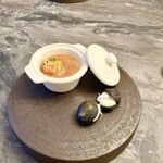 スープとカレー ボンジョルネ - ●Amuse
            カリフラワーのムースと紅ズワイ蟹の竹すみシュークリーム
            甘エビのフラン