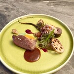 スープとカレー ボンジョルネ - ●ヴィアンド（肉のメイン）
      猪肩肉のロティをビーツのピュレと赤ワインソースで
      薄切り肉のすき煮を添えて