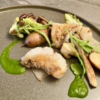 スープとカレー ボンジョルネ - ●前菜
                    甘鯛の松笠焼きと松茸を春菊のソースで
                    柳まつたけ、白キクラゲ、ロマネスコ