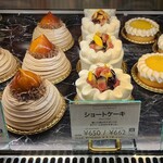 カフェ ミクニズ - 季節のフルーツ（いちじく）を乗せたショートケーキ