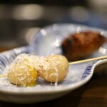 鳥田中 - 漬けのうずらはマイクロプレインでチーズがオン