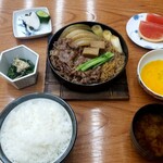 吉澤 - 肉は多い。鍋のわき役たちも美味。