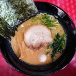 Gongonramenyokohamaiekei - 令和4年11月
                      醤油豚骨ラーメン並
                      通常750円→オープン記念で550円