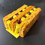 カフェ ミクニズ - ミルフィーユを倒して、ピスタチオクリームと木苺ジャムが見えるアイデアがいいね