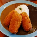 カレーショップ霧岬 - カレー2種合い掛け、カニクリームコロッケトッピングで800円（税込）