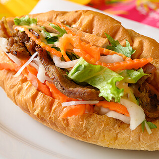 バインミーや生春巻きなど、本格ベトナム料理が勢揃い◎