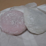 斎藤もちや - 大福。二個くらさいと言ったら、紅白一個ずつ入れてもらいやした♪