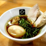 中華そば 髙野 - つけ汁には、しっとり鶏胸肉チーシューとももチャーシュー、味玉、ワンタン、ネギが入ってます。