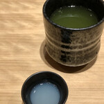 まんてん鮨 - 熱いお茶とシジミ汁