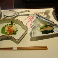 梅の花 銀座並木通店 - 手繰り湯葉のお造りとお浸し松茸添え