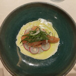 SANKARA HOTEL&SPA 屋久島 - 西米良サーモンの瞬間燻製　発酵菊芋とフェンネルのソース