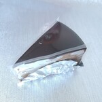 カフェ ミクニズ - 上部は鏡面仕上げのガトーショコラ