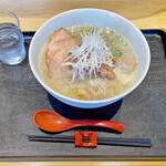 超純水採麺 天国屋 - 「鮭節で沖縄そば風まーさん豚モモ肉チャーシュー・金アグーソーキ、金アグーワンタン入りらーめん」¥1,500