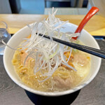 超純水採麺 天国屋 - たっぷり載った白髪ネギ