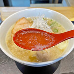 超純水採麺 天国屋 - 鮭節の出汁に背脂を散らしたスープで「沖縄そば」の雰囲気を再現