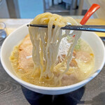 超純水採麺 天国屋 - 沖縄そばの食感を再現した自家製麺の平打ち中太縮れ麺