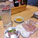 Kakuyasu Biru To Tetsunabe Gyouza San Roku Go Sakaba - ジンソーダ、肉刺し盛合せ、イカの塩辛クリームチーズ