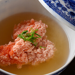 おでんの具は約50種類。おでん一筋の大将がお届けします