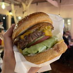 Louis Hamburger Restaurant - 『自家製ベーコンチーズバーガー¥1,700』 『キリンラガー¥650』 『魅惑の深海パーティーシェイク¥900』