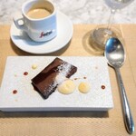 La Brianza - ボネピエモンテーゼアングレーズソースキャラメルソース、とディカフェコーヒー。冬になると登場するボネ、まったり美味しい冬のドルチェです。おしゃれに盛り付けて下さってありがとうございます♡嬉しい