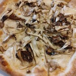 spisa wood oven pizza&gelato - (2022/11 訪問)フンギ 2300円。塩気ときのこの濃厚な香りが最高。
