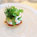 La Brianza - 白子ポシュミルフィーユ仕立てホワイトバルサミコなどシートハーブ。イタリアカラーが粋でおしゃれな一品。白子ミルキーこの時期だけの味覚嬉しい美味しい美しい