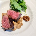 La Brianza - 鹿児島県産経産和牛サカエヤ手当て熟成サーロイン炭火焼きポルチーニクリームソース。ポルチーニがゴロゴロたっぷりのソースがとても贅沢だわ〜＼(^o^)／お肉美味しくてソース美味しくて、あぁ幸せ☆