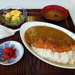 雪つばき食堂 - 日替ランチのカツカレー、サラダ付き、みそ汁サービス600円