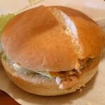 珈琲所コメダ珈琲店 - フルムーンバーガー(カット済み)750円、しかしこれ実は不完全版です