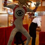 珈琲所コメダ珈琲店 - 店員さんが働いているにも関わらずふざける巨人、タローマンである