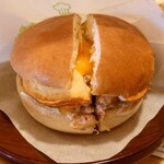 珈琲所コメダ珈琲店 - 急遽店員さんが入れ忘れた具材の目玉焼きを追加してくれた完全版フルムーンバーガー