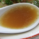 岸岡食堂 - あっさり味の醤油スープ。